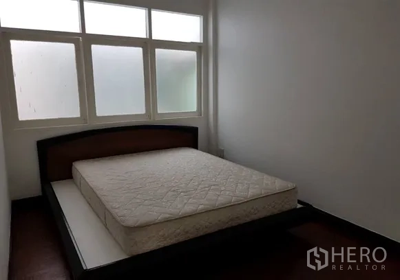 店屋 出租在Watthana, Bangkok - 卧室配床架和床垫，磨砂玻璃窗。