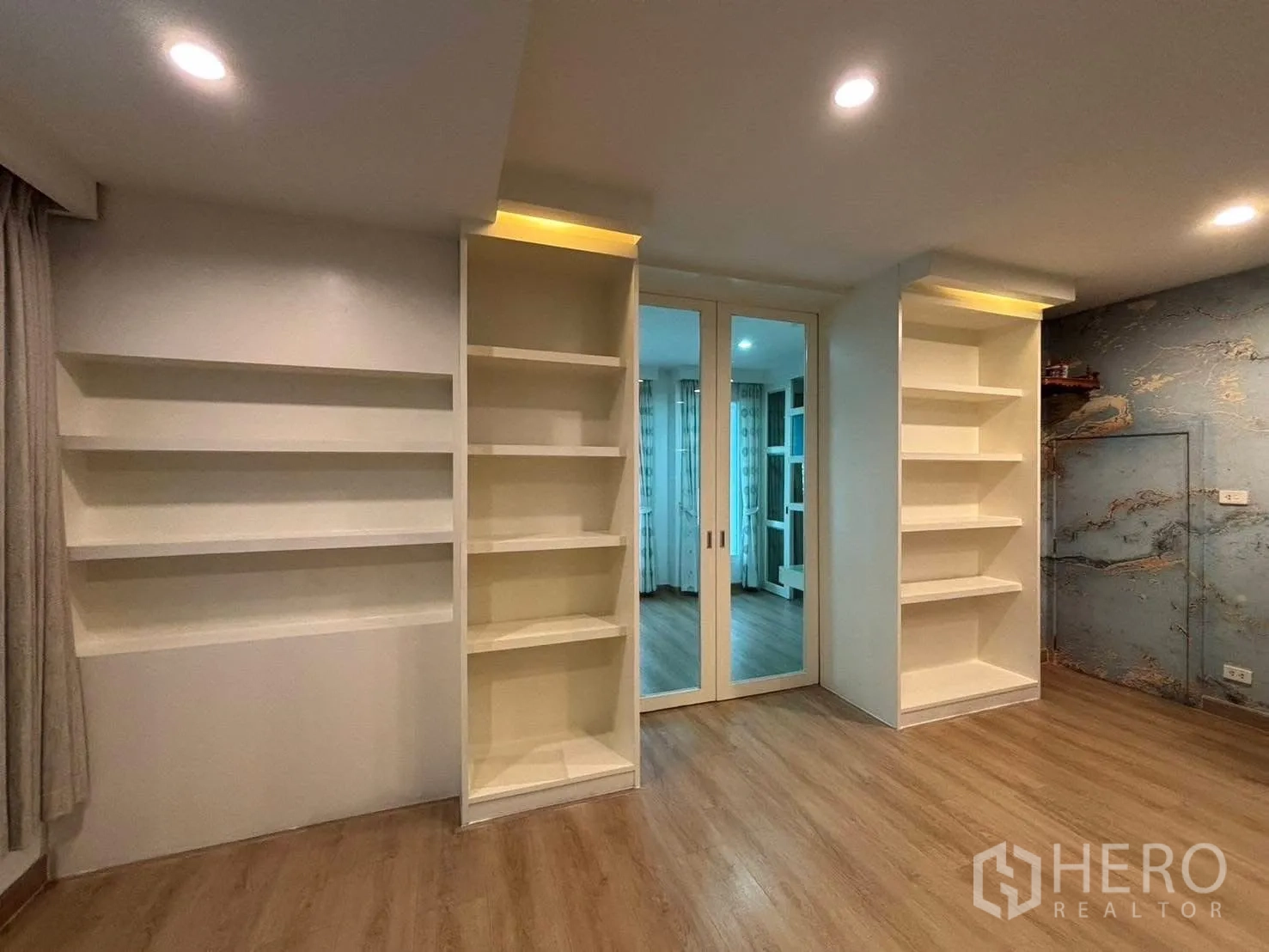 独立式住宅 出租在Bang Kapi, Bangkok - 多功能房，白色内置书架与镜面推拉门