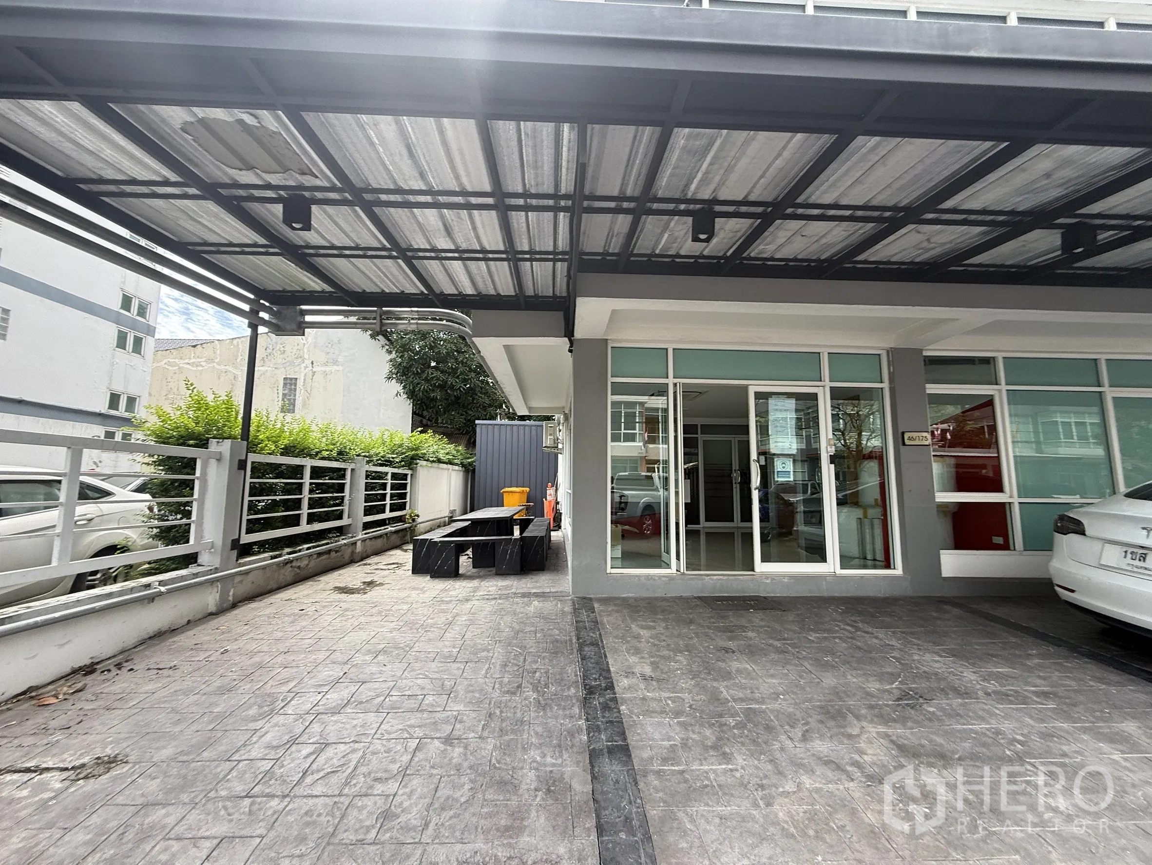 สำนักงาน ให้เช่าในBueng Kum, Bangkok - โถงทางเข้าพร้อมหลังคาเมทัลชีท ประตูกระจก และทางเดินด้านข้างมีม้านั่ง