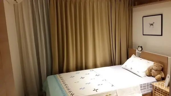 คอนโด ให้เช่าในWatthana, Bangkok - ห้องนอนที่สองเตียงดับเบิล ผ้าม่านสูงจรดเพดาน และกรอบภาพตกแต่ง