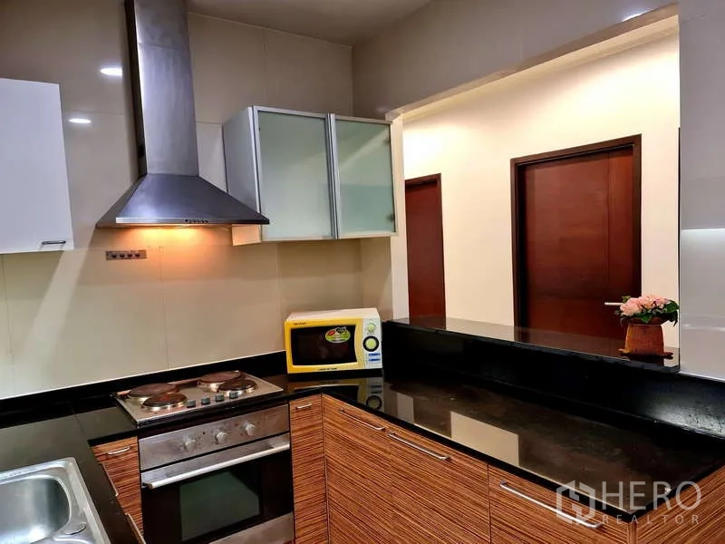 อพาร์ทเมนท์ ให้เช่า - มุมครัวพร้อมเตาไฟฟ้า ฮูดสแตนเลส ไมโครเวฟ และเคาน์เตอร์บาร์