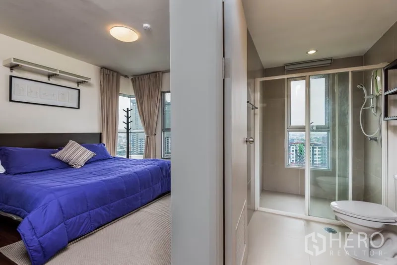 คอนโด ให้เช่าในBang Na, Bangkok - ห้องนอนหลักติดกับห้องน้ำพร้อมตู้กระจกอาบน้ำและหน้าต่างรับแสง