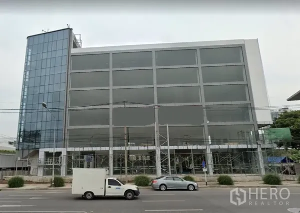 零售空间 出租在Suan Luang, Bangkok - 位于曼谷 Suan Luang 主干道旁的多层玻璃立面展厅大楼，外立面有脚手架