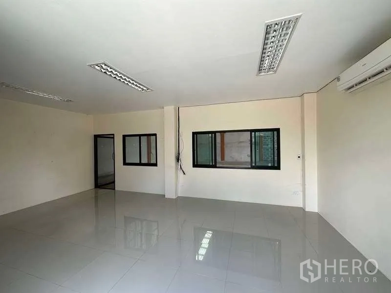 货栈 出租在Khlong Luang, Pathum Thani - 仓库内干净的办公室，瓷砖地面，空调与日光灯。