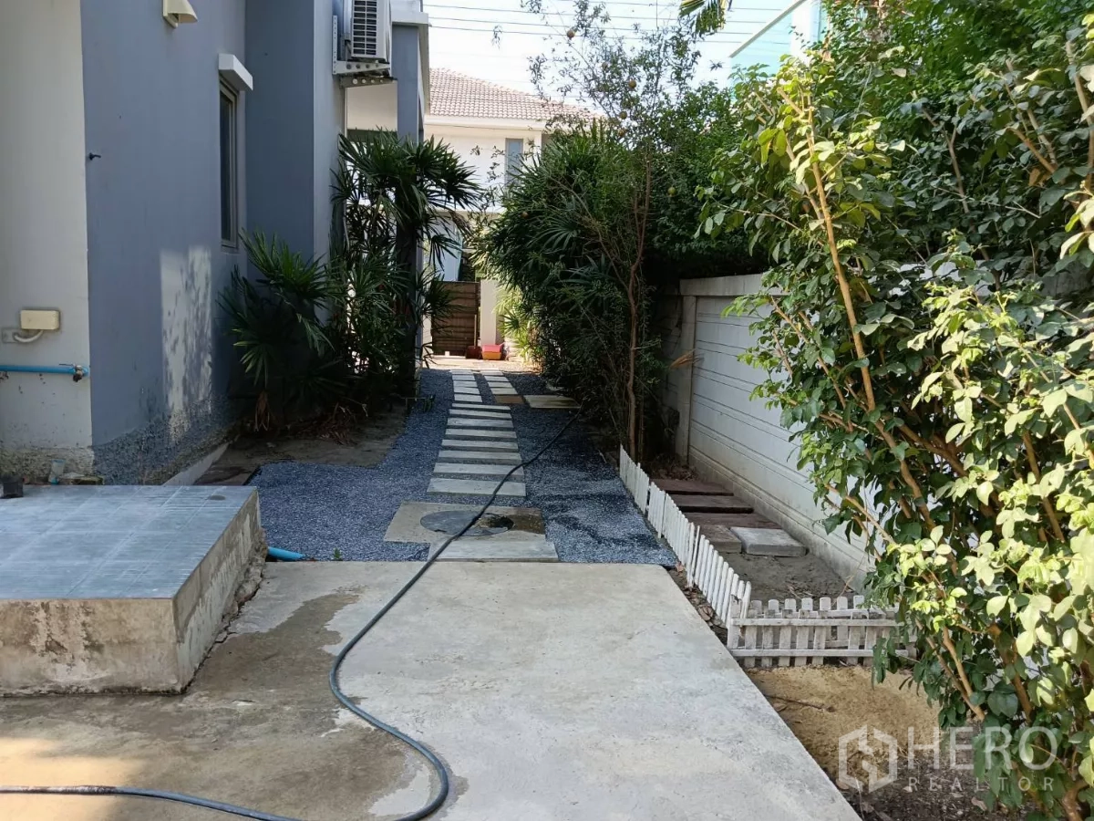 บ้าน ขายในLat Krabang, Bangkok - ทางเดินเงียบสงบด้านข้างบ้าน ทางแผ่นปูสลับกรวดและต้นไม้ร่มรื่น