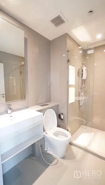 คอนโด ขายในKhlong Toei, Bangkok - ห้องน้ำสมัยใหม่พร้อมอ่างล้างหน้า โถสุขภัณฑ์ และห้องอาบน้ำกระจก