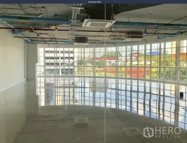 สำนักงาน ให้เช่าในKhlong Toei, Bangkok - มุมทำงานติดกระจกพาโนรามา มองเห็นวิวเมืองและพื้นที่สีเขียว