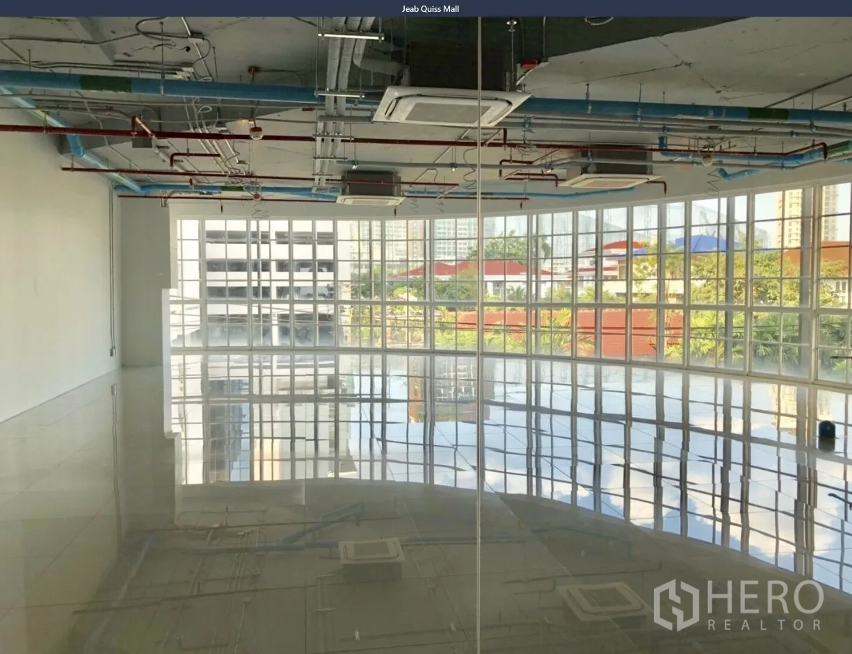 สำนักงาน ให้เช่าในKhlong Toei, Bangkok - มุมทำงานติดกระจกพาโนรามา มองเห็นวิวเมืองและพื้นที่สีเขียว