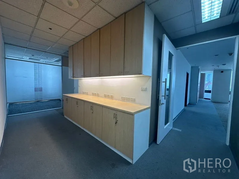 办公空间 出租在Khlong Toei, Bangkok - 茶水间，内置木质柜与柜下照明。