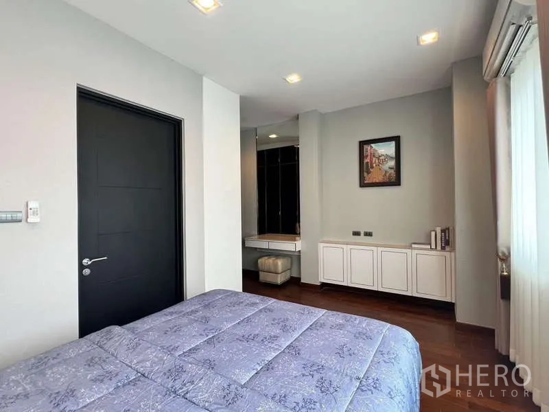 บ้าน ให้เช่าหรือขายในLat Krabang, Bangkok - ห้องนอนพร้อมเตียงคู่ ตู้เก็บของผนัง และมุมโต๊ะเครื่องแป้งติดหน้าต่าง