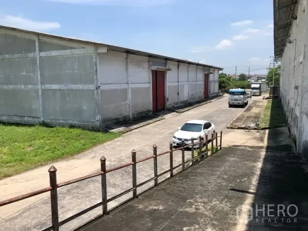 โรงงาน ให้เช่าในLat Krabang, Bangkok - ถนนภายในระหว่างโกดัง มีรถบรรทุกและรถยนต์จอด