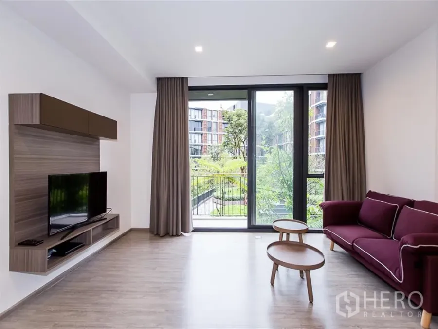 คอนโด ให้เช่าในWatthana, Bangkok - ห้องนั่งเล่นสว่าง กระจกบานใหญ่ ระเบียง โซฟา มองวิวสวนของโครงการ