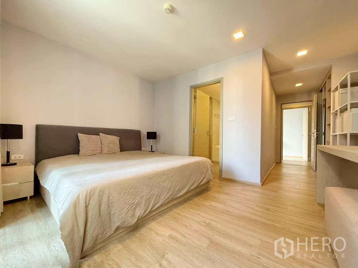 คอนโด ให้เช่าหรือขายในWatthana, Bangkok - ห้องนอนหลักเตียงคิงไซส์ พื้นไม้ และประตูเข้าห้องน้ำในตัว