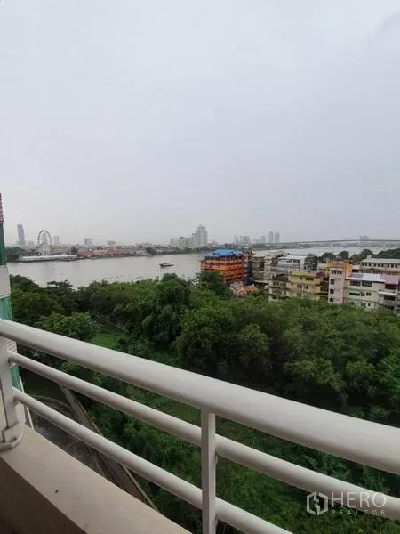 คอนโด ให้เช่าในKhlong San, Bangkok - วิวระเบียงตอนกลางวัน เห็นแม่น้ำเจ้าพระยา พื้นที่สีเขียวและอาคารเตี้ย