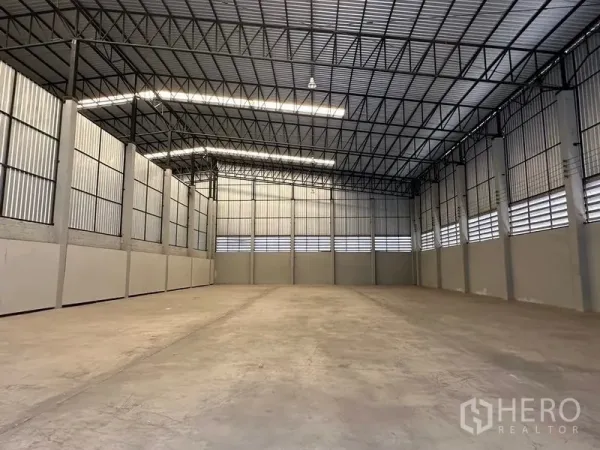 货栈 出租在Bang Pa-in, Phra Nakhon Si Ayutthaya - 仓库内部高挑通透，钢桁架屋顶、百叶窗通风，耐用钢筋混凝土地面。