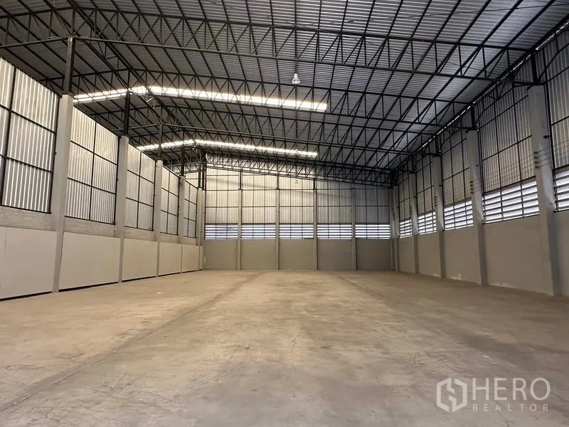 货栈 出租在Bang Pa-in, Phra Nakhon Si Ayutthaya - 仓库内部高挑通透，钢桁架屋顶、百叶窗通风，耐用钢筋混凝土地面。