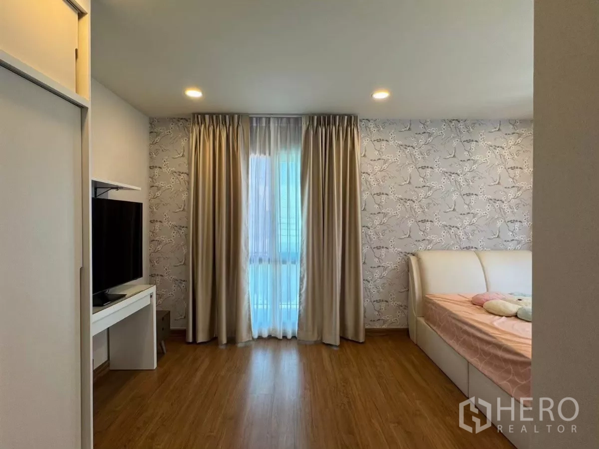 Detached House for rent in Bang Phli, Samut Prakan - Guest bedroom with wallpaper feature wall, TV stand and daybed.