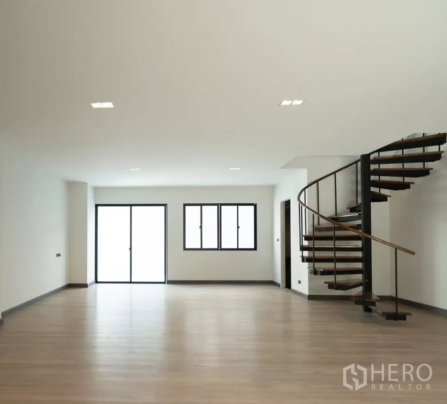 Home Office for sale in Bang Kapi, Bangkok - Spacious room with wood floors and a metal spiral staircase.