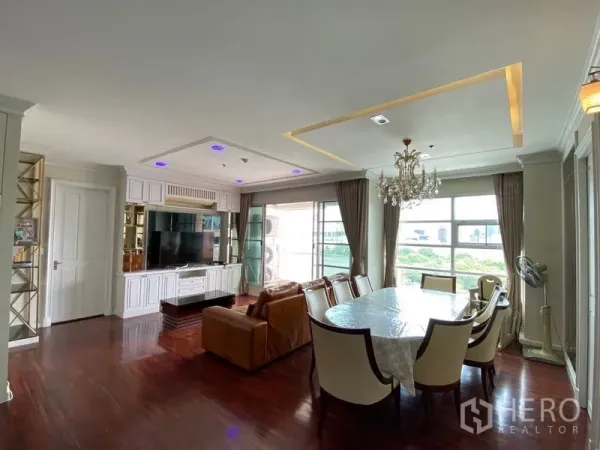 คอนโด ให้เช่าในRatchathewi, Bangkok - มุมนั่งเล่นสว่างด้วยตู้ทีวีบิวท์อิน หน้าต่างบานใหญ่ โต๊ะอาหาร และประตูเชื่อมระเบียง