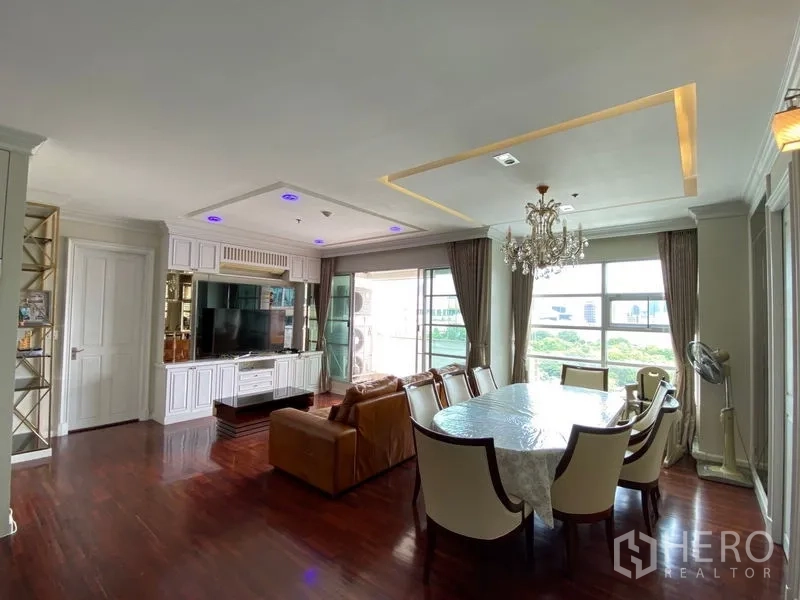 คอนโด ให้เช่าในRatchathewi, Bangkok - มุมนั่งเล่นสว่างด้วยตู้ทีวีบิวท์อิน หน้าต่างบานใหญ่ โต๊ะอาหาร และประตูเชื่อมระเบียง