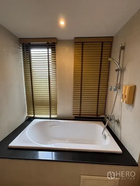 คอนโด ให้เช่าในWatthana, Bangkok - ห้องน้ำพร้อมอ่างอาบน้ำแบบบิลท์อิน ชาวเวอร์มือถือ และหน้าต่างสองบานพร้อมมู่ลี่ไม้