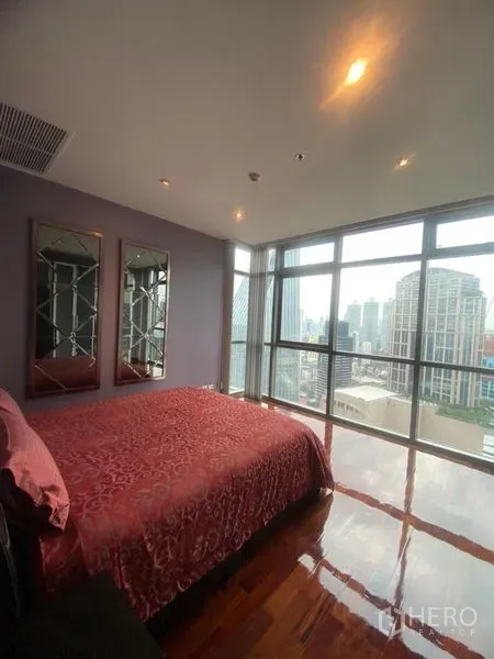 公寓 出租在Watthana, Bangkok - 卧室配全景窗与暖色灯光，欣赏曼谷高楼景致。