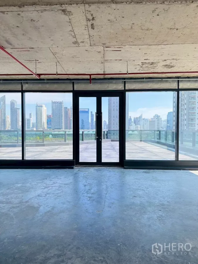 办公空间 出租在Din Daeng, Bangkok - 落地玻璃门通向超大露台，俯瞰曼谷市中心全景。