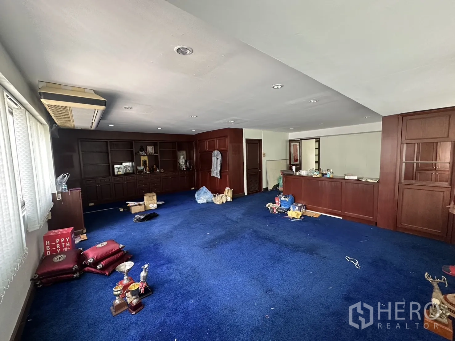 零售空间 出租在Watthana, Bangkok - 大房铺蓝色地毯，木质柜体，适合会议室。