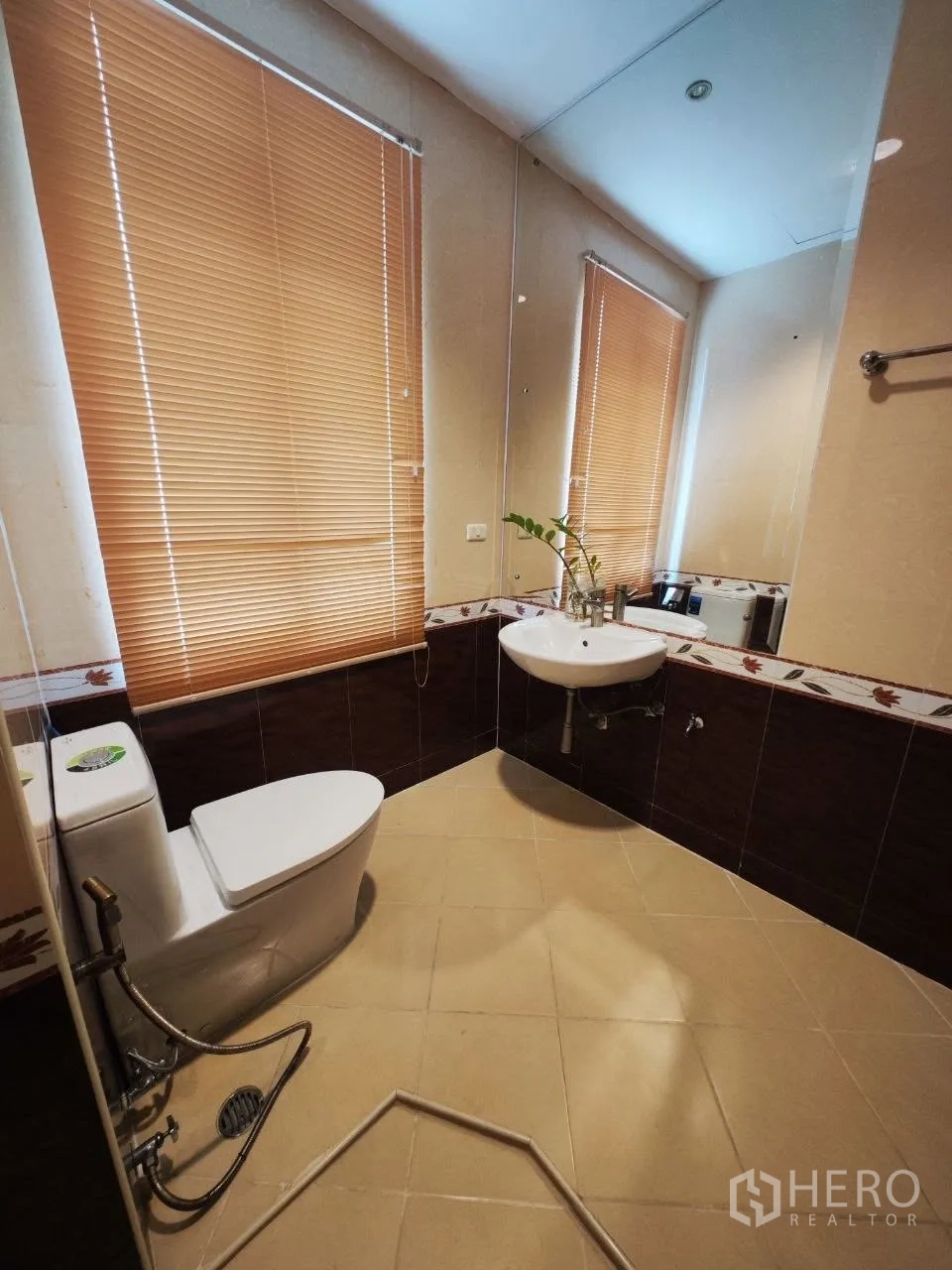 家庭办公室 for rent in Bang Na, Bangkok - 浴室带大镜面、百叶窗、坐便器与挂墙式洗手盆。