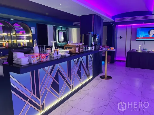 พื้นที่ขายปลีก ให้เช่า - เคาน์เตอร์บริการพร้อมซีเรียลและเครื่องชงกาแฟ ถัดจากชั้นวางไฟส่องสว่างและหน้าบาร์ลายเรขาคณิต