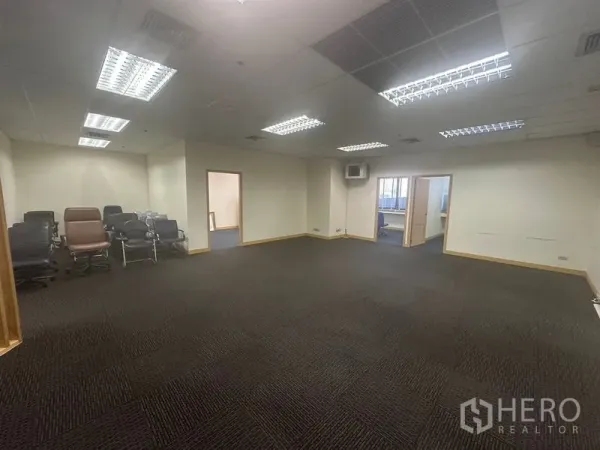 办公空间 出租在Bang Na, Bangkok - 大开间办公区，地毯地板和荧光灯照明。