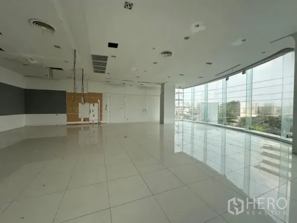 零售空间 出租在Din Daeng, Bangkok - 转角展厅，环绕落地玻璃与光亮地砖，机电预留完善。