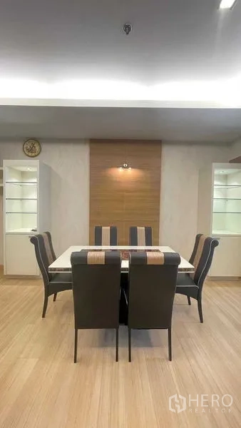 คอนโด ให้เช่าในKhlong San, Bangkok - พื้นที่รับประทานอาหารโต๊ะ 6 ที่นั่ง ไฟตกแต่ง และตู้โชว์