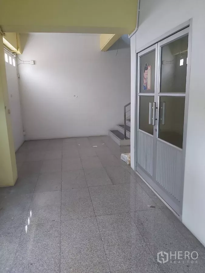 Warehouse for rent in Krathum Baen, Samut Sakhon - Entry corridor with double glass doors and polished granite floor.