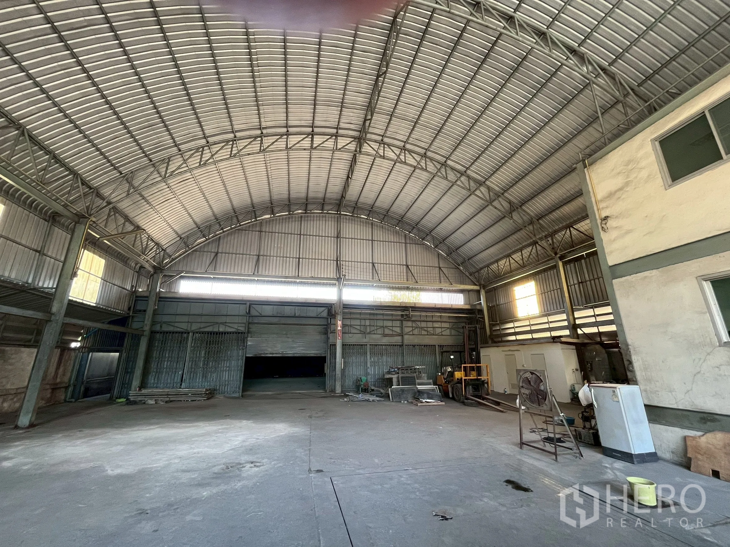 工厂 for rent in Phra Pradaeng, Samut Prakan - 主要装卸区，配有多樘卷帘门和设备区域。