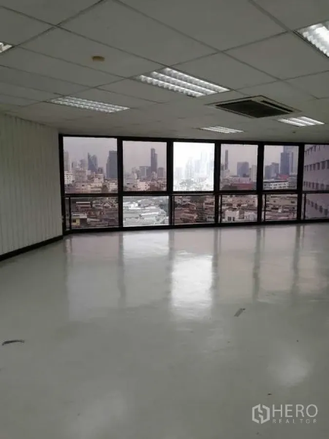 办公空间 出租在Bang Rak, Bangkok - 明亮的转角工位区，落地窗环绕，城市景观一览。