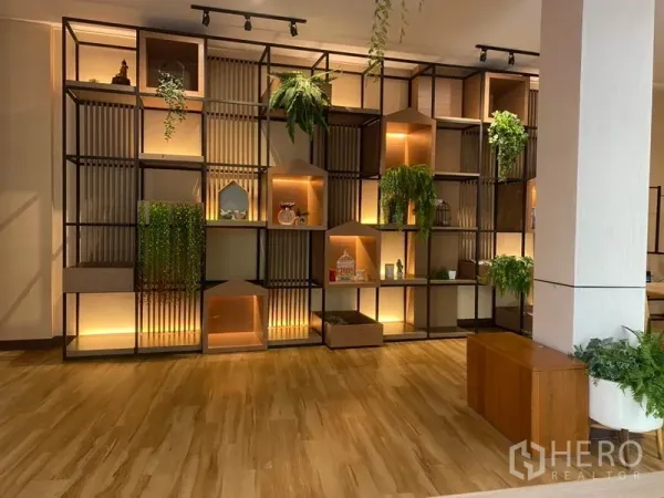 零售空间 出租在Khlong Toei, Bangkok - 整面带灯模块化展示墙，配绿植与摆件，木地板零售空间。