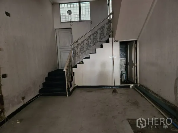 店屋 出租在Watthana, Bangkok - 一层店面空间，带楼梯与瓷砖地面，毛坯待翻新。