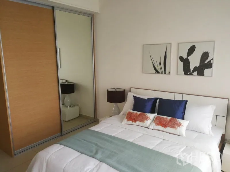 คอนโด ให้เช่าหรือขายในWatthana, Bangkok - ห้องนอนสว่าง เตียงคู่ ตู้เสื้อผ้าบานเลื่อนกระจก และภาพศิลป์บนผนัง