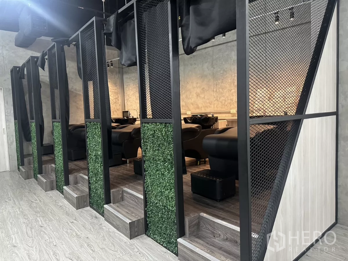 Retail Space for rent in Mueang Nakhon Pathom, Nakhon Pathom - Partitioned wash zone with steps, mesh frames, green accents and wood-look flooring.