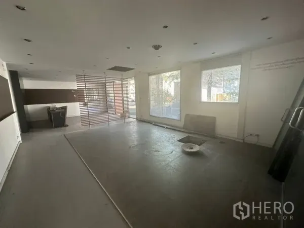 Warehouse for rent in Saphan Sung, Bangkok - Ground-floor lobby or showroom space with large windows and ceiling lights.