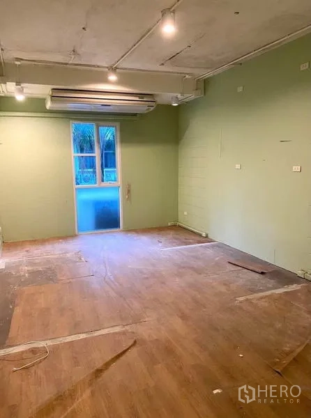 店屋 出租在Phaya Thai, Bangkok - 楼上房间，分体空调、窗户与木纹地板