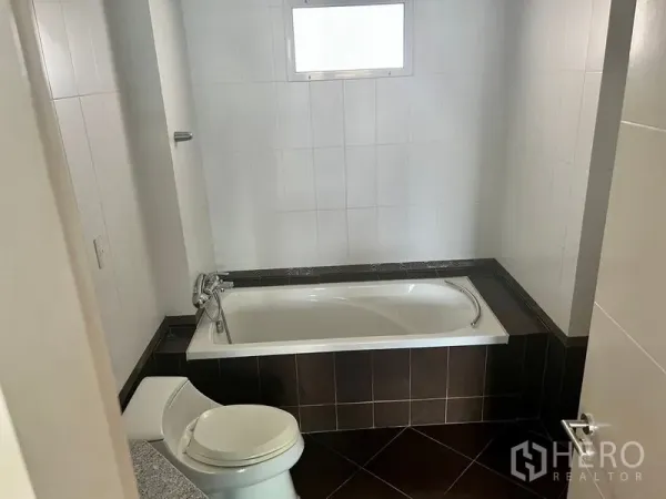 คอนโด ให้เช่าในBang Kho Laem, Bangkok - ห้องน้ำพร้อมอ่างอาบน้ำ กำแพงกระเบื้องสีขาว มีหน้าต่างบานเล็ก และพื้นกระเบื้องสีเข้ม