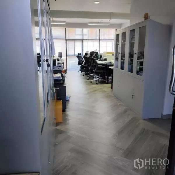 สำนักงานที่บ้าน ให้เช่าหรือขายในWatthana, Bangkok - โถงสำนักงานพร้อมตู้เก็บของ เชื่อมสู่โซนทำงานปลายทาง พื้นลายก้างปลา