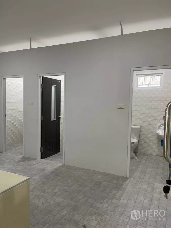 工厂 出租或出售在Bang Phli, Samut Prakan - 室内卫生间走廊，多个独立厕间与灰色地砖。