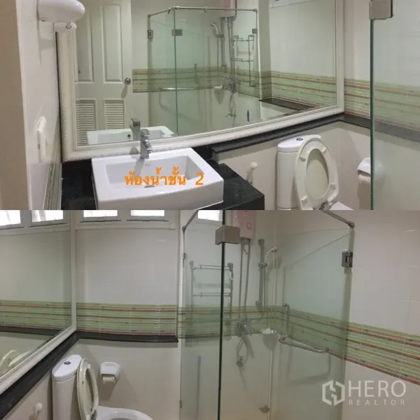 บ้าน ขายในLat Krabang, Bangkok - ห้องน้ำชั้นสองพร้อมตู้กระจกอาบน้ำ กระจกบานใหญ่ อ่างล้างหน้า และโถสุขภัณฑ์