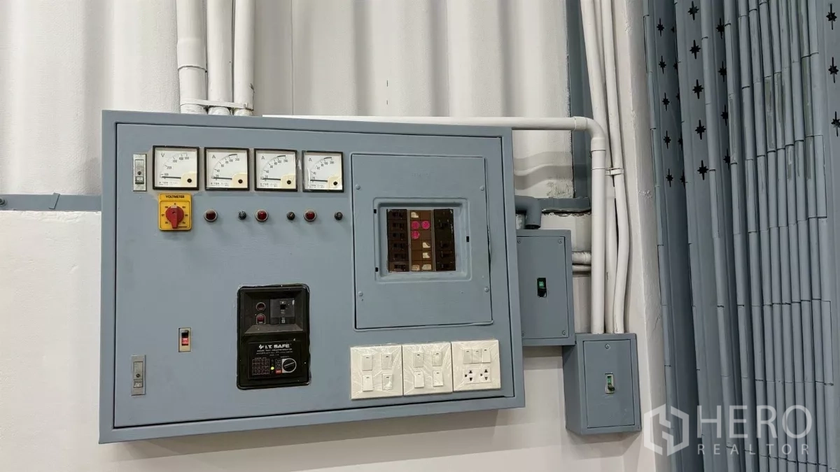 คลังสินค้า ให้เช่าหรือขายในKhlong San, Bangkok - ตู้ควบคุมระบบไฟฟ้า 3 เฟสพร้อมปลั๊กไฟ