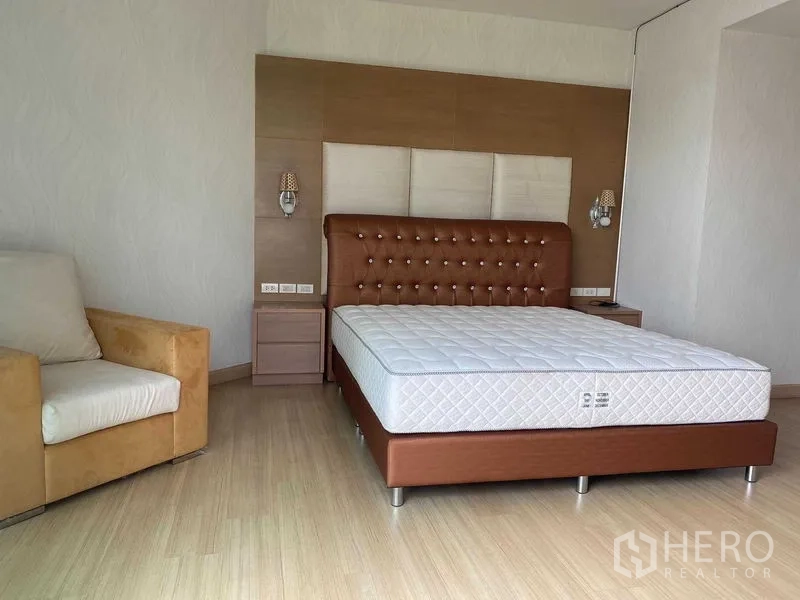 คอนโด ให้เช่าในKhlong San, Bangkok - ห้องนอนขนาดใหญ่พร้อมหัวเตียงบุหนังแบบติดกระดุมและไฟติดผนัง