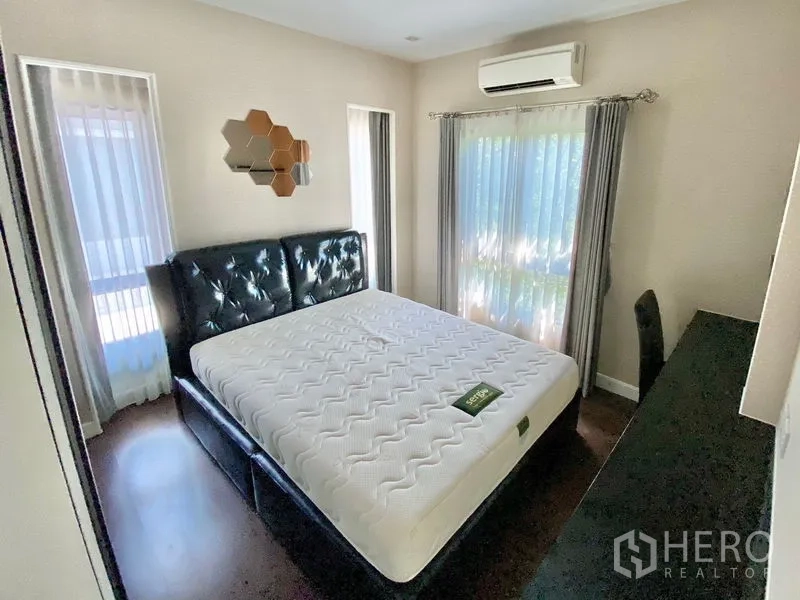 บ้าน ให้เช่าในPrawet, Bangkok - ห้องนอนขนาดกำลังดี เตียงคู่ โต๊ะทำงาน และเครื่องปรับอากาศ