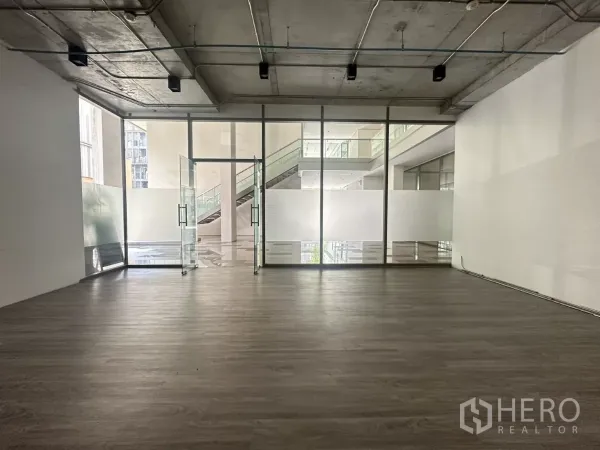 零售空间 出租 - 开放式零售空间，落地玻璃门面与磨砂玻璃，木纹地板与外露天花。